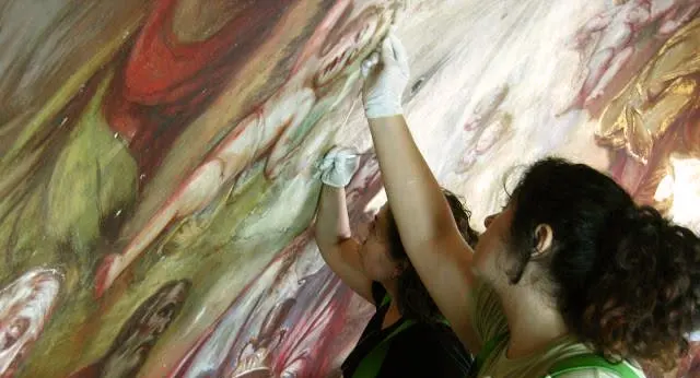 Estudiantes restaurando mural