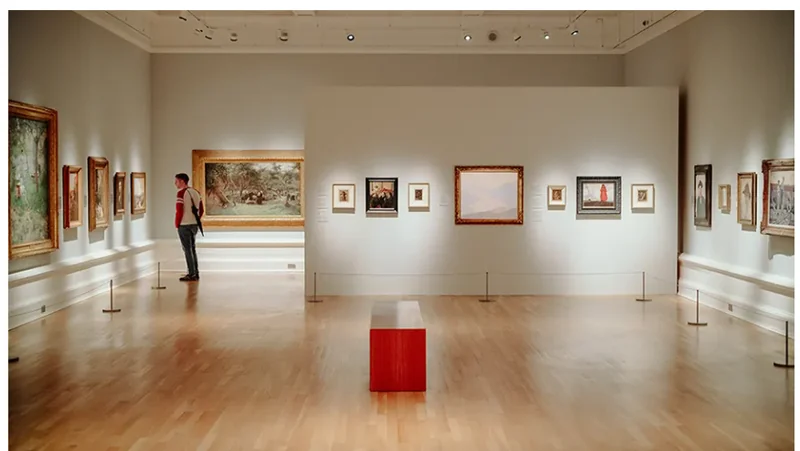 Sala de museo con pinturas expuestas