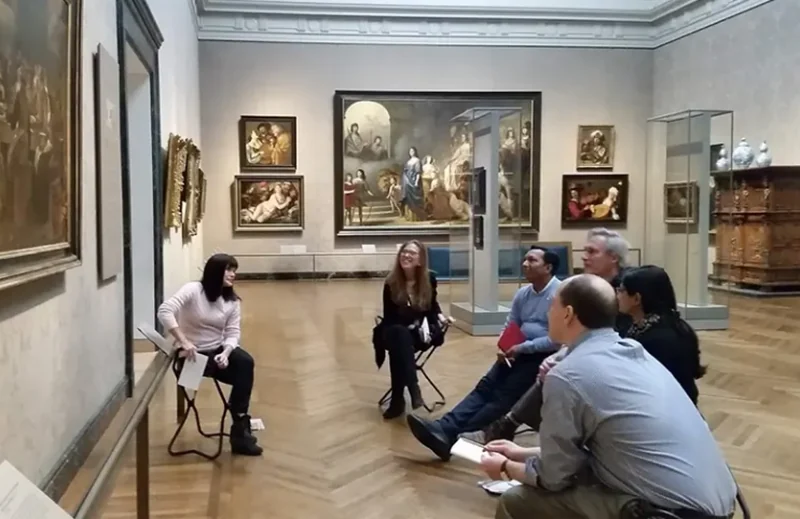 Grupo durante una visita guiada a un museo