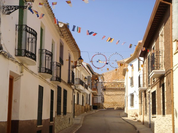 Una calle de Puebla de Almenara. Al fondo la iglesia